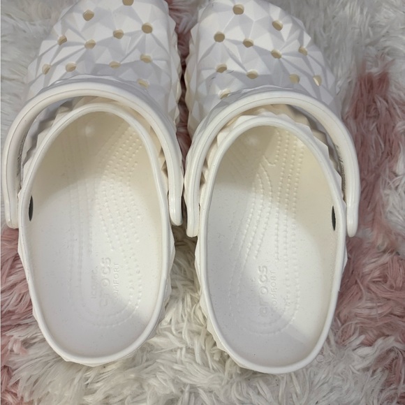 White Crocs 5M/7W Fun Geometric Style - Picture 3 of 7